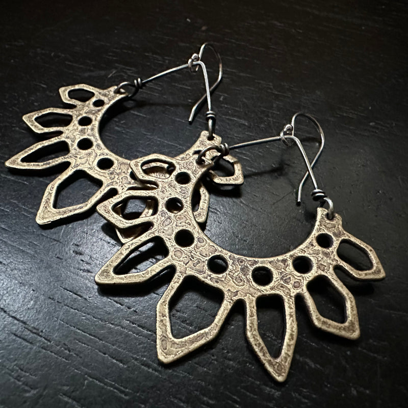 "FIORE" Earrings in Oxidized Brass