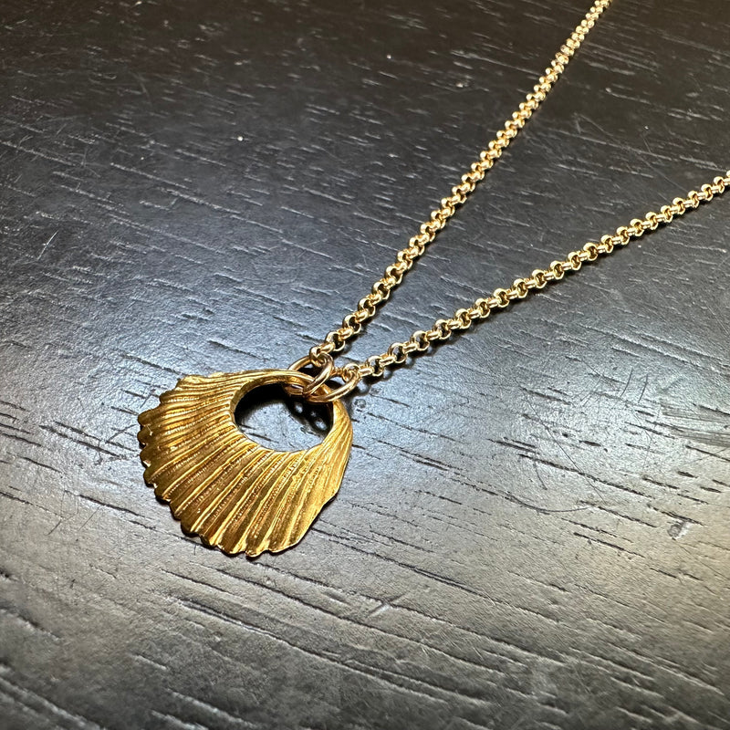 ORIJEN'S: Gold Seashell Necklace