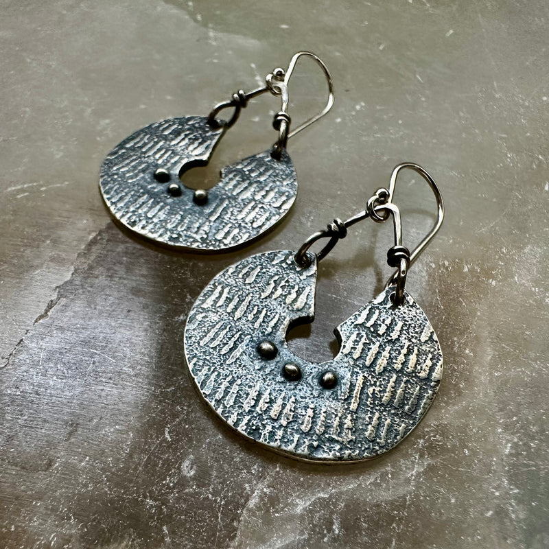 ORIJEN'S: Textured Keyhole Disc Earrings