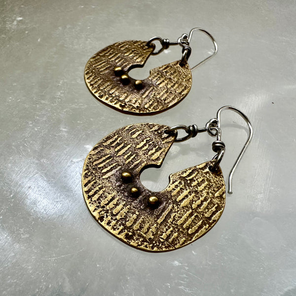 ORIJEN'S: Textured Keyhole Disc Earrings