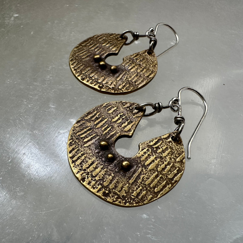 ORIJEN'S: Textured Keyhole Disc Earrings