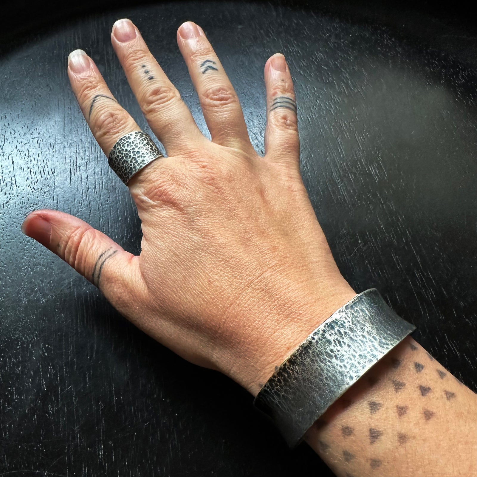 LYNCH SILVERSMITH TO SCALE CUFFS バングル HAMMERED STERLING SILVER SOLID CUFF BRACELET – jenkahnjewelry