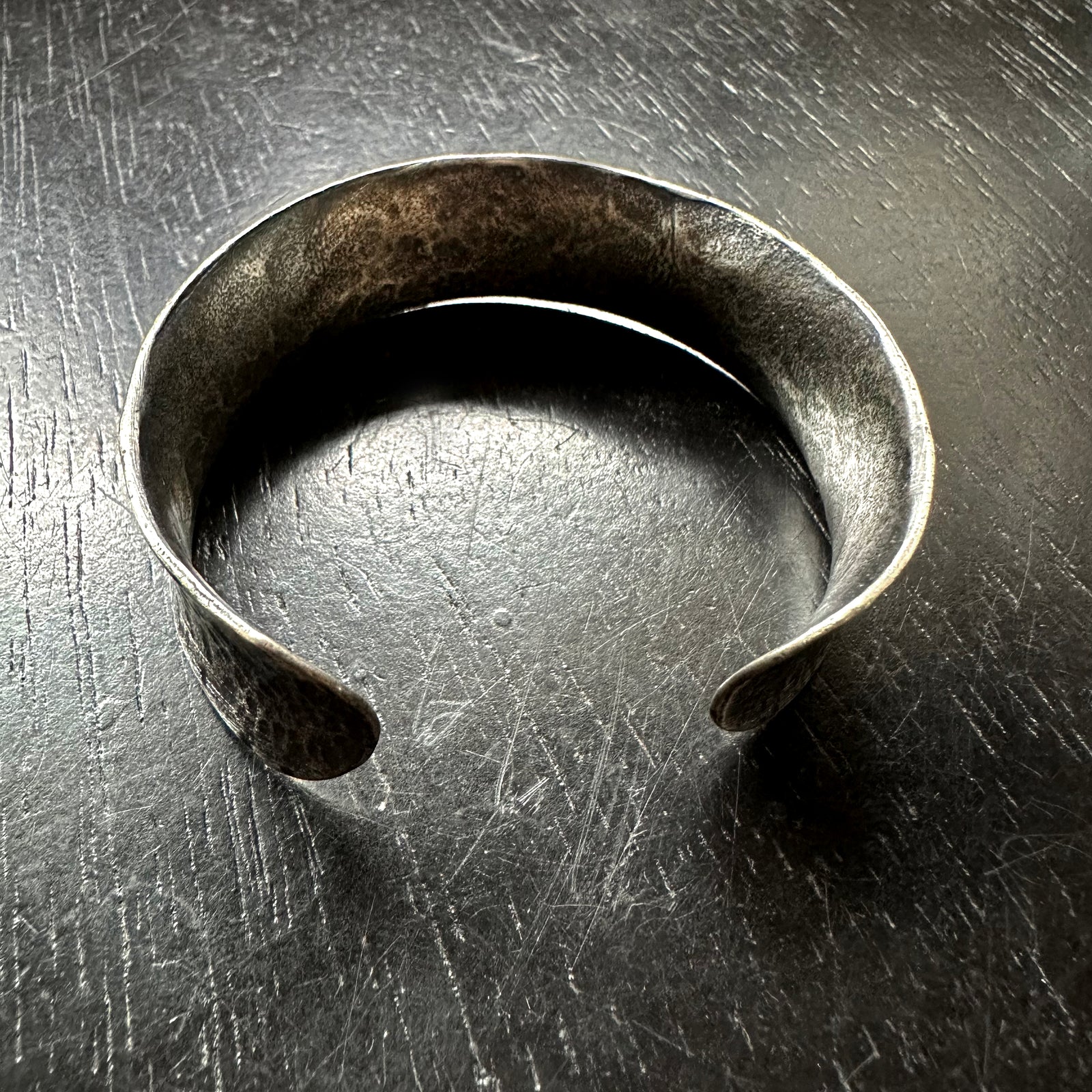 LYNCH SILVERSMITH TO SCALE CUFFS バングル HAMMERED STERLING SILVER SOLID CUFF BRACELET – jenkahnjewelry